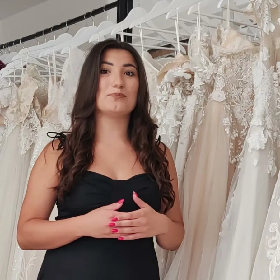 Ana među venčanicama u salonu