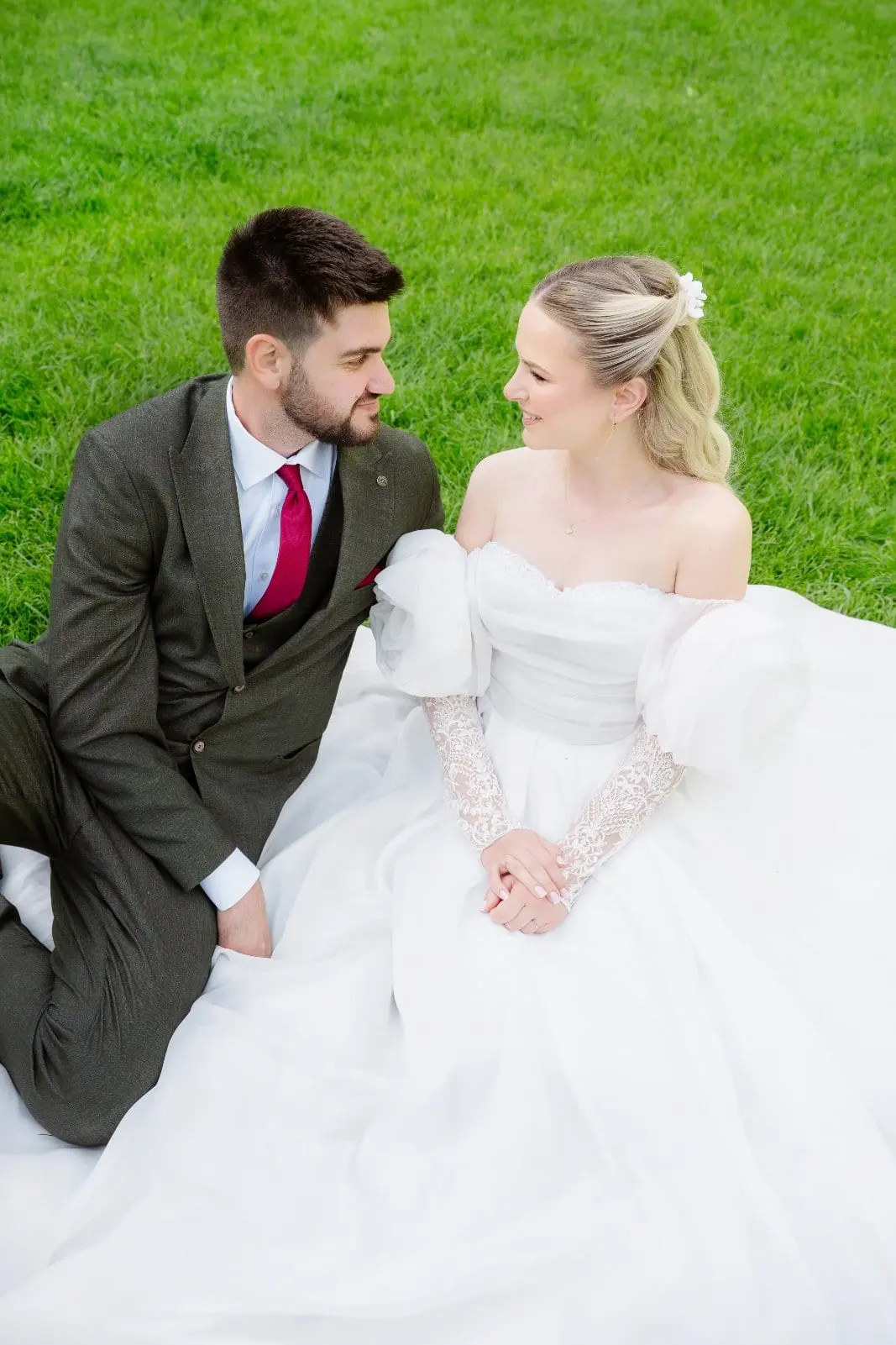 Ivana i Jovan sede na travi, suknja raširena oko njih