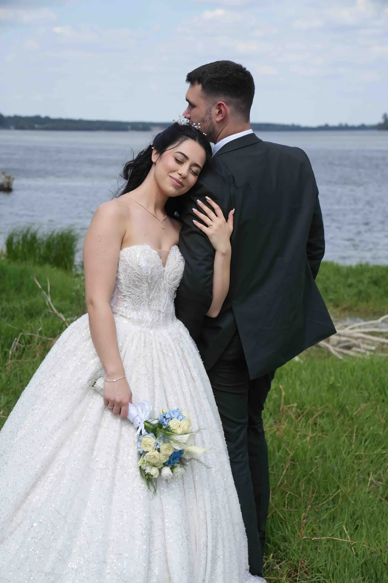 Sanja i Dimitrije u zagrljaju na obali reke