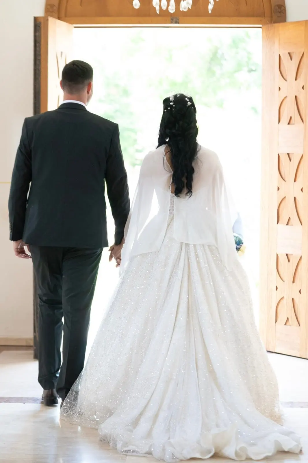 Sanja i Dimitrije ulaze u crkvu, pogled otpozadi na šlep venčanice
