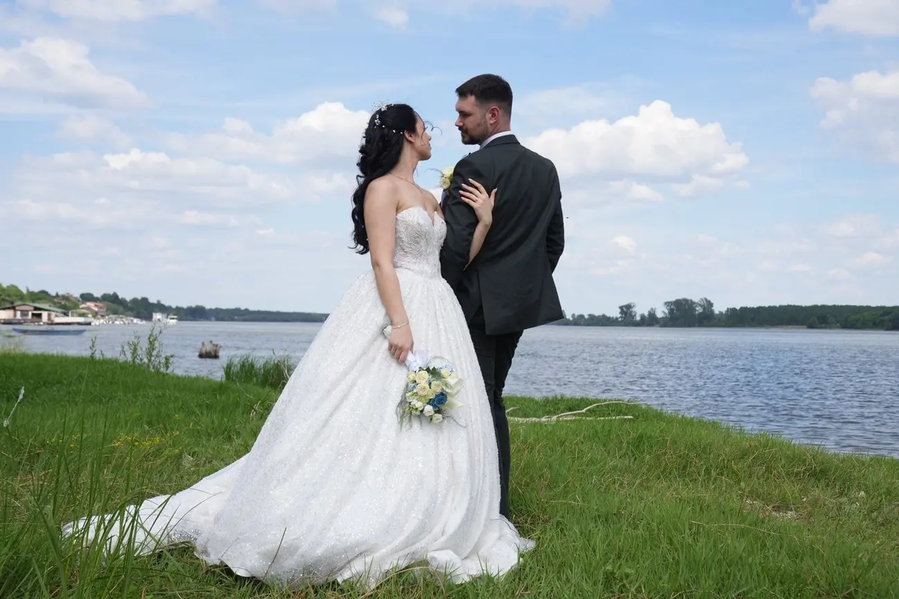 Sanja i Dimitrije pored reke, venčanica sa dugim šlepom