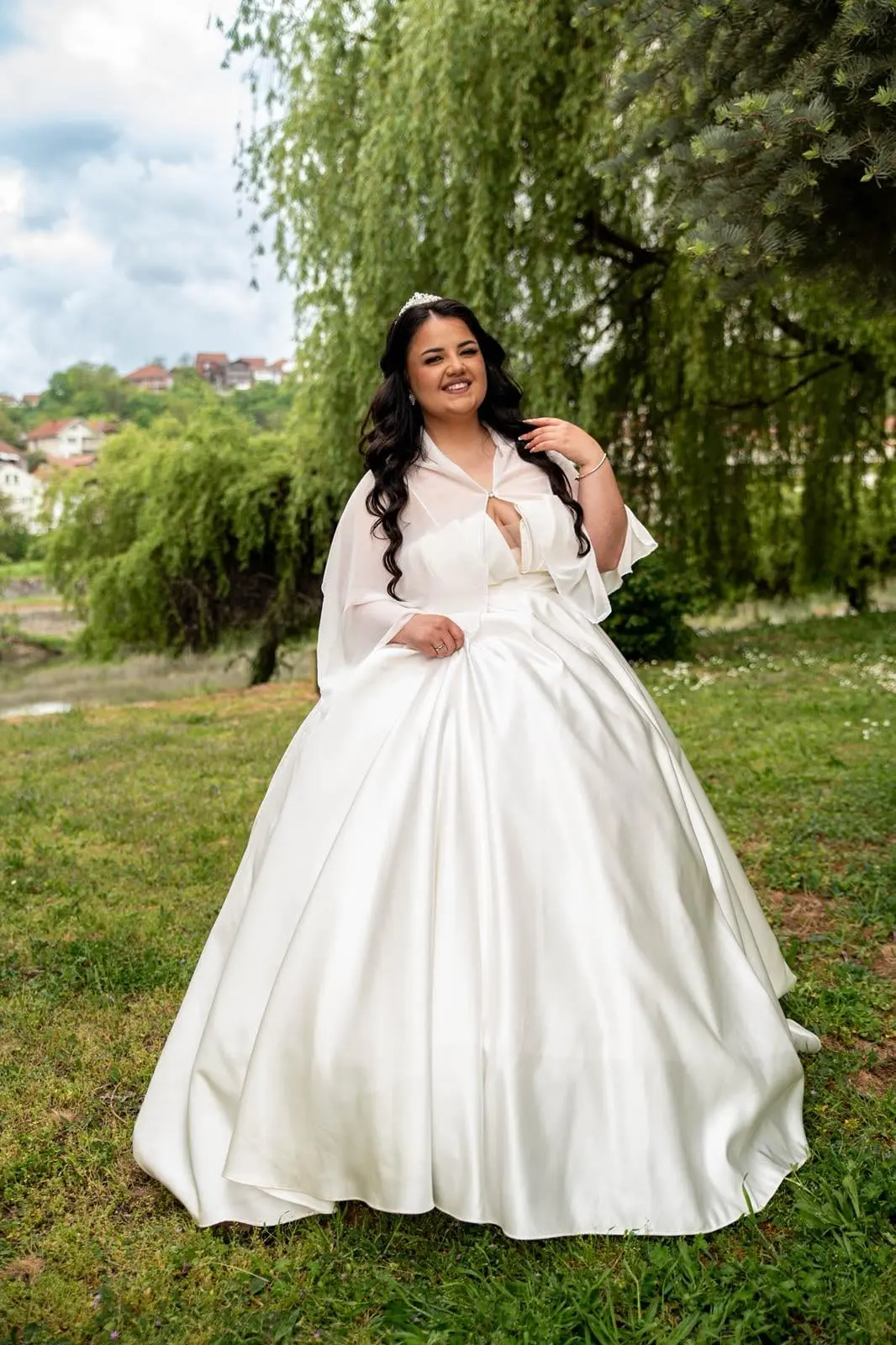 Satenska venčanica kroja princeza u boji slonovače, sa šifon pelerinom preko ramena