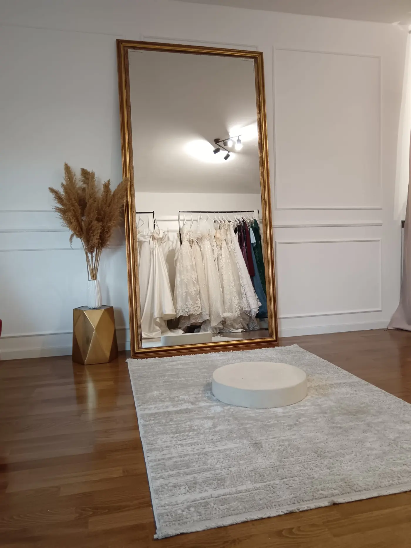 Zlatno ogledalo i podijum u salonu Ana Vu
